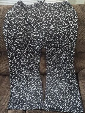 Women's Black and White Flower Print Wide Leg Pants